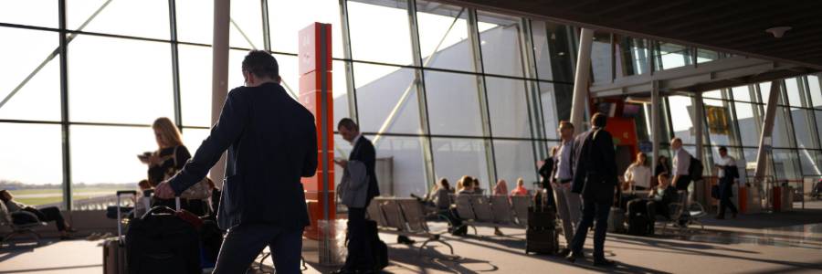 Hard vs Soft Luggage: Which Is Better for Families, Business Travellers & Adventure Trips?-Luggage Direct